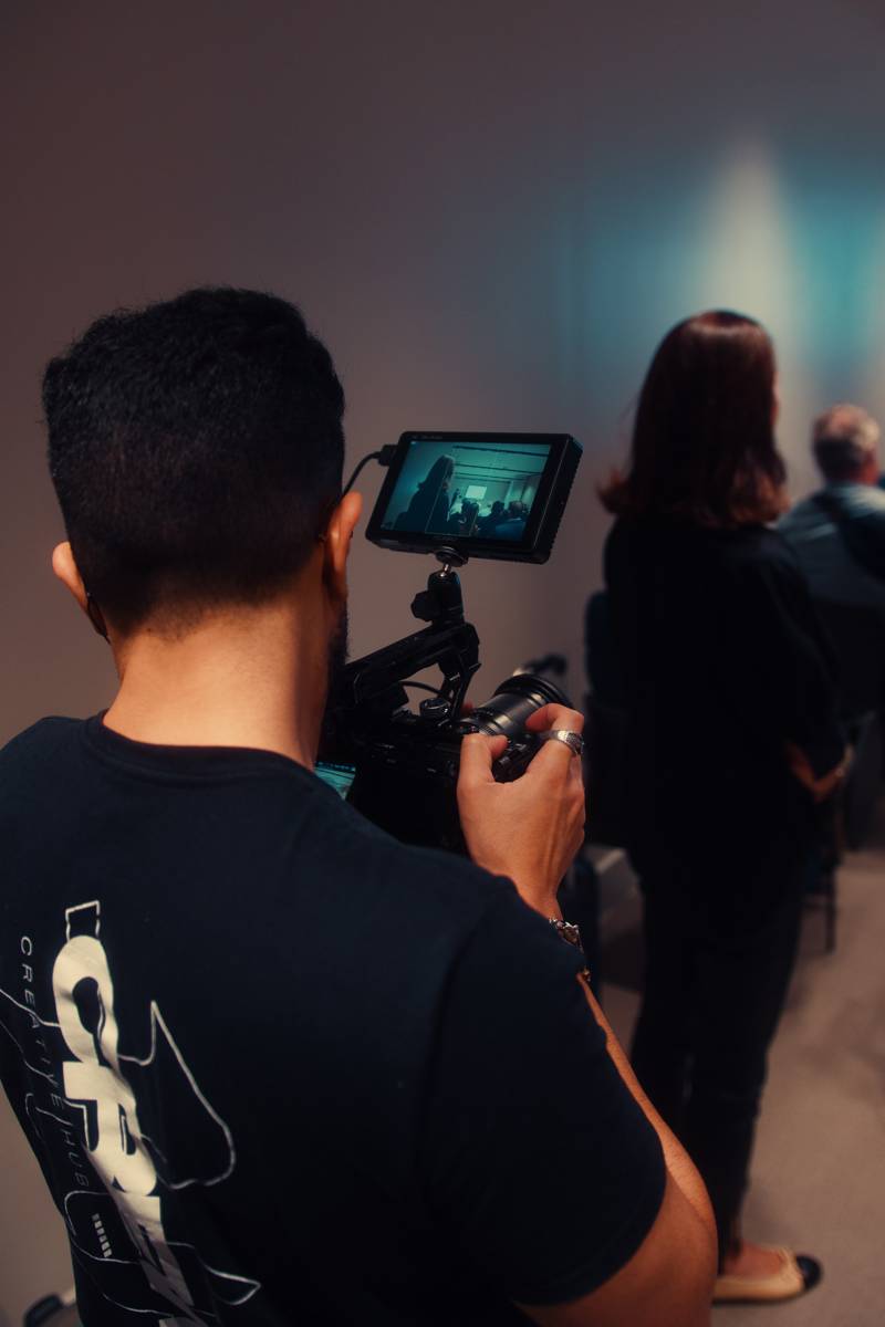 Equipe HR montando o equipamento nos bastidores