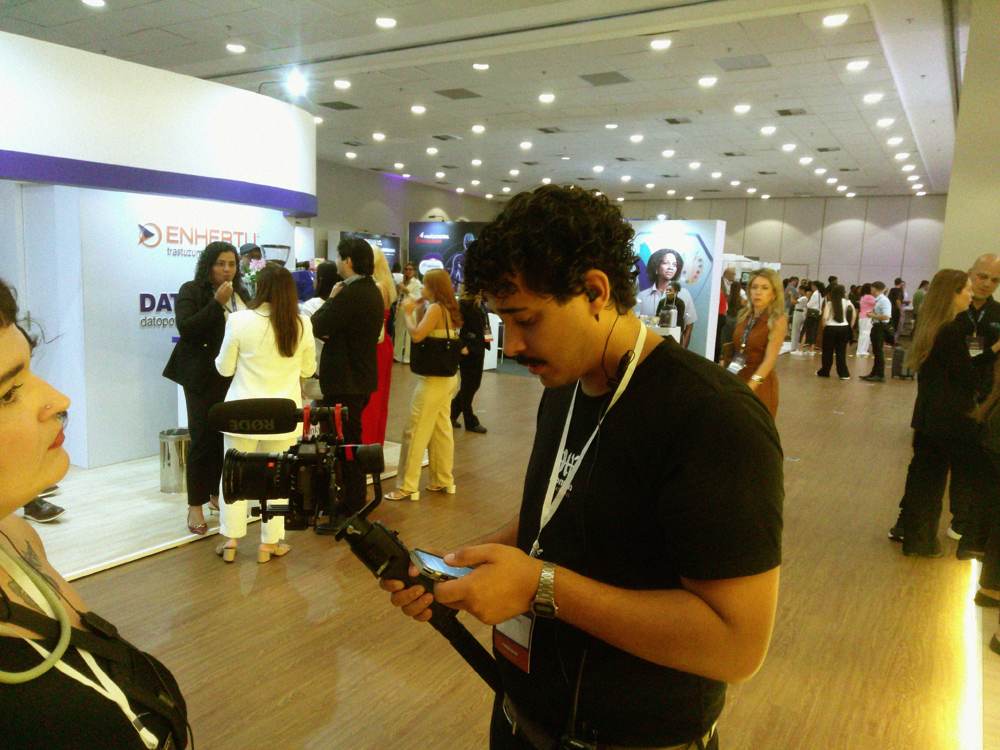 Operador da HR com estabilizador no pavilhão do congresso