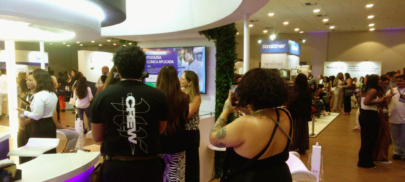 Equipe HR em cobertura no estande do IDOR