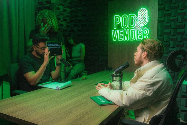 Gravação de videocast com set de luz verde